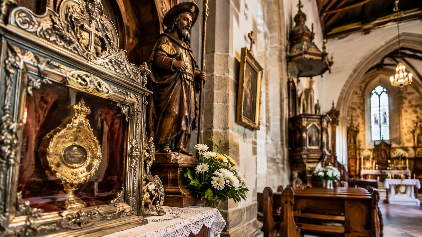 Co kryje wnętrze? Zabytki i artefakty